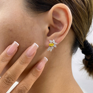Boucles d'oreilles solitaires en diamant écoresponsable de qualité supérieure, or jaune 18 carats, faites à la main, pour mariées, taille brillant, certifiées IGI - Product Image 5