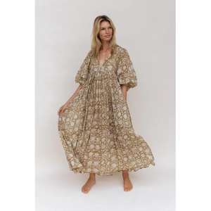 Elegante Vestido Maxi Kyra de Primera Calidad, Moderno y con Estilo, Diseño Oliva Reimaginado, Nuevo, Lavable, Estampado Tie-Dye - Product Image 2