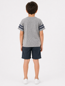 เสื้อยืดเด็กผู้ชายสีเทาแบบเฮนลีย์ พิมพ์ลายตัวเลข แขนสั้น ผ้าคอตตอนผสม สไตล์ลำลอง แต่งกระดุม คอทรงกลม - Product Image 3