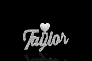 Colgante con Nombre Taylor, Chapado en Plata, Aleación con Cristales de Estrás, Corte Corazón, Regalo Moderno para Mujer - Product Image 3