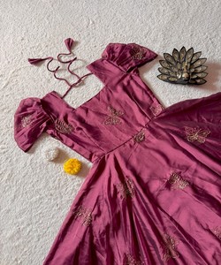 Robe midi en coton violet avec broderie papillon, vêtements décontractés pour femmes ethniques, design Inde Pakistan 86779 SHREE TEX- ST - 241 - Product Image 4