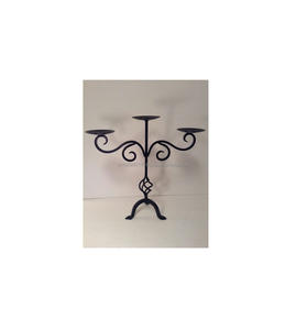 Candelabro de hierro forjado a mano con estilo antiguo para complementar temas de decoración rústica tradicional o histórica - Product Image 4