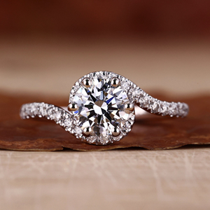 Anillo de Compromiso con Halo de Moissanita de Corte Redondo, Banda Trenzada con Diamantes Pavé, Anillo de Novia de Oro Blanco para Mujer - Product Image 1