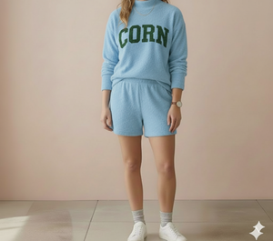 Conjunto de Pantalones Cortos y Camiseta de Cuello Alto para Mujer, Estilo Urbano de Invierno, 100% Poliéster, Tela de Felpa, Ecológico, Transpirable, Diseño Único - Product Image 1