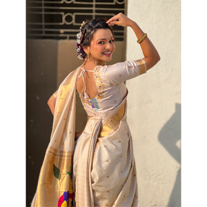 Sari Nauvari Paithani de Seda Blanca Suave Elite Weaves con Motivos de Polka Tejidos con Zari y Pallu de Pavo Real para Bodas - Product Image 2