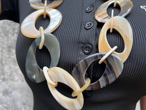 Collier en corne de buffle polie de forme naturelle, style moderne, fait main, écologique, couleur ambre miel naturel par Perfect Enterprises - Product Image 4