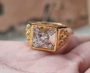 Anillo de Moissanita Color Dorado con Piedra Central Cuadrada y Banda con Acentos de Diamantes en los Cuatro Lados para Hombre, Uso Diario - Product Image 1