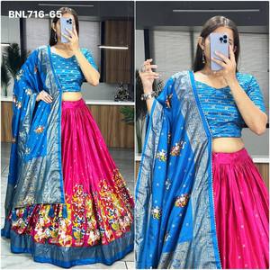 Proveedor de Lehenga-Choli y Dupatta de excelente calidad en seda Dola con borde estampado y detalles en foil en contraste, procedente de Surat. - Product Image 2