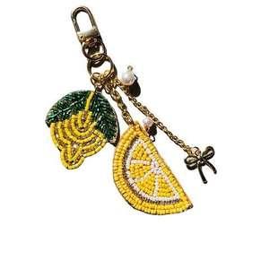 Porte-clés indien artisanal perlé avec sangle en cuir durable et broderie perlée artisanale en forme de cœur complexe - Product Image 2