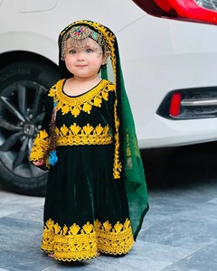 Vestido Regional Verde Terciopelo para Niñas, Manga Larga, Encaje Hecho a Mano, Bordado, Traje Tradicional para Festivales y Fiestas - Product Image 4