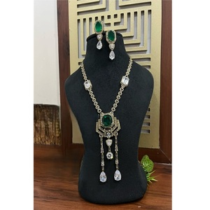 Conjunto de Collar y Pendientes Inspirado en Neeta Ambani con Piedras de Corte Princesa y Acabado Mehendi de Primera Calidad, Ideal para Regalo de Boda - Product Image 2