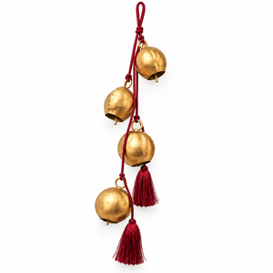 Campanas Colgantes Color Borgoña con Borlas, Acabado Metálico Dorado Antiguo y Formas Redondeadas Variadas para Decoración Festiva de Puertas - Product Image 1