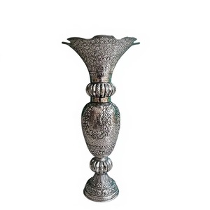 Vase décoratif en métal, motif floral en relief, pour table ou sol, fait main, ornemental, pour la maison, le jardin ou les événements - Product Image 2