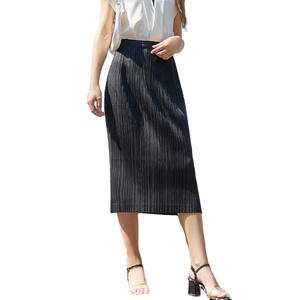 Conjunto de Blusa de Viscosa a Rayas de Manga Corta para Mujer y Falda Midi Negra Tejida |   Uniforme Antiarrugas - Product Image 1