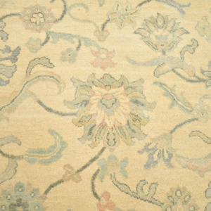 Tapis Oushak en laine noué à la main, motif floral médaillon doux ivoire et bleu pastel, à poils ras, effet vintage, pour salon - Product Image 1
