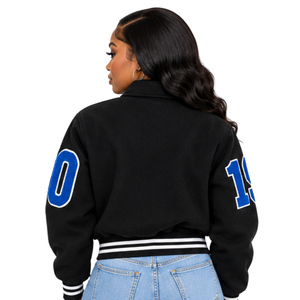 Chaqueta Universitaria Zeta Phi Beta para Mujer, Negra, de Lana, con Chenilla Azul Rey, Escritura en Chenilla, Números en las Mangas 19 20, Cuello con Broches, Sorority - Product Image 4