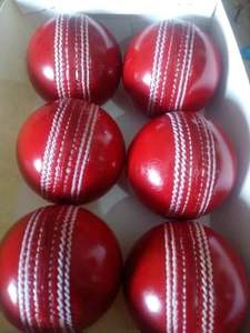 Pelota de Cricket Roja Personalizable de la Mejor Calidad RX, Tamaño 4, Cosida a Mano, Duradera, Ligera y Ecológica, la Elección de los Cricketeros - Product Image 3
