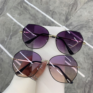 Gafas de Sol Personalizadas de Moda 2024 para Hombre, Gafas de Sol con Estuche, Montura en Colores Negro y Plateado - Product Image 1