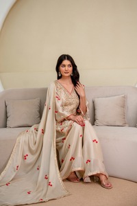 Tenue de mariage traditionnelle en mousseline de soie et satin, avec broderie à la main et sequins, style Inde et Pakistan, comprenant haut, bas et dupatta. - Product Image 3