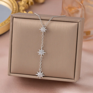 Collier pendentif géométrique flocon de neige pour femme avec strass naturels, chaîne en métal plaqué or et pompon - Product Image 3