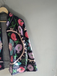 Chaqueta Acolchada Reversible Hecha a Mano en India, Chaqueta Unisex de Terciopelo de Algodón Premium con Botones, Regalo Perfecto para Ella en Invierno - Product Image 3