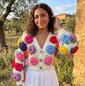 Cardigan floral en crochet respirant fait main pour femme avec roses 3D, col en V bohème, manches bouffantes, pull d'hiver - Product Image 1