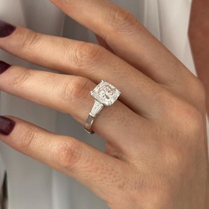 Bague de fiançailles à trois pierres en diamant de laboratoire de 5 carats, taille coussin, E VVS2, en platine, certifiée IGI - Product Image 4