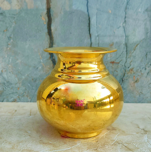 Pot en laiton sculpté à la main avec motifs floraux traditionnels pour la pooja, offrandes sacrées, disponible à prix de gros. - Product Image 2
