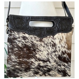Bolso tote de cuero vacuno occidental con diseño floral grabado a mano, bolso de hombro de piel con pelo y correa ajustable - Product Image 3