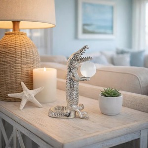 Sculpture d'alligator en métal faite à la main, décoration de table, style côtier, figurine animale pour salon - Product Image 1
