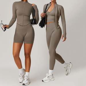 Conjunto Deportivo de Tres Piezas para Mujer, Color Rosa Claro, Bra Deportivo Elástico, Top Corto de Manga Larga y Leggings Ajustados - Product Image 2