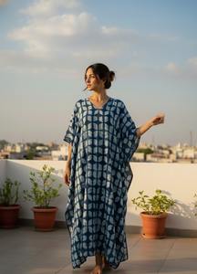 ชุดเดรสยาวผ้าฝ้ายสไตล์ชาติพันธุ์สั่งตัดสำหรับผู้หญิง คอวี ลายมัดย้อม ซักได้ ปรับเอวได้ด้วยเชือกผูก - Product Image 2