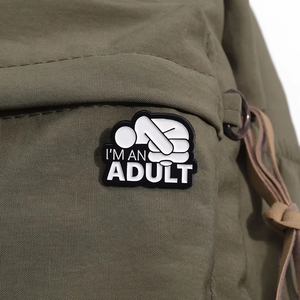 Spilla da Bavero Personalizzata a Forma di Lettera: Divertente e Creativa, Badge in Metallo con Scritta 'I Am an Adult' Personalizzabile - Product Image 4