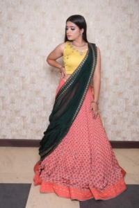 Lehenga Choli Tradicional Indio para Mujer, Blusa Amarilla, Traje de Boda, Largo hasta el Suelo, Corte Regular, Dupatta con Drapeado - Product Image 6