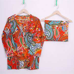 Ensemble pyjama élégant et discret pour femme, 100 % coton écologique, motif floral, confortable et doux, avec pantalon et chemise unis, et sac - Product Image 2