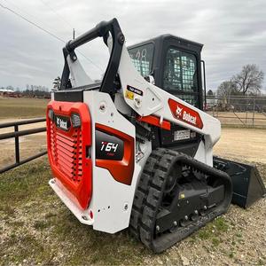 รถตักขนาดเล็ก Bobcat T64 พร้อมระบบตีนตะขาบ  รับน้ำหนักได้ตามมาตรฐาน  กระบอกไฮดรอลิก Hengli  พร้อมอุปกรณ์ตักแบบบุ้งกี๋ - Product Image 3