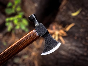 Hacha Vikinga Industrial de Acero al Carbono Forjada a Mano, Mango Tallado a Mano OEM Personalizado, Hacha con Barba, Funda de Cuero, para Camping y Bushcraft - Product Image 4