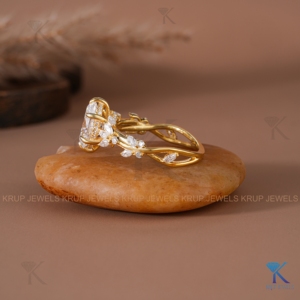 Anillo de Compromiso de Oro Sólido con Diamante Cultivado en Laboratorio de Corte Cojín de 2.00 Quilates, Joyería Fina Nupcial con Diseño Floral Vintage y Botánico, Hecho a Medida, Regalo - Product Image 2