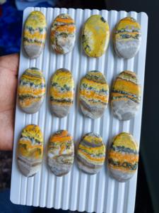 Jaspe Natural Bumble Bee, Gema Suelta Cabujón, Formas Mixtas, Cambio de Color, Grado AAA, Jaspe Amarillo para Fabricación de Joyas - Product Image 4