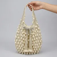 Sac unique, sac à perles, sac POTLI, doté d'un design artisanal orné de perles chatoyantes et de pompons élégants.