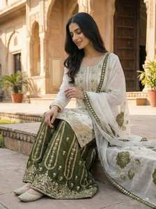 Ensemble Salwar en Soie Gmy Blanc à Imprimé Numérique et Broderie, Haut en Soie Gmy avec Broderie Lourde et Sequins, et Palazzo, Dupatta en Organza Tabby - Product Image 3