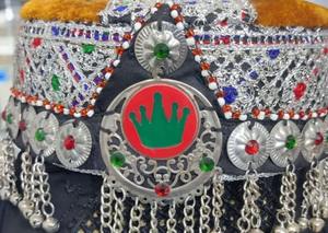 Magnifique collier choker afghan Kuchi avec grand médaillon central, pendentifs en pièces de monnaie vintage et pierre rouge vibrante I - Product Image 6