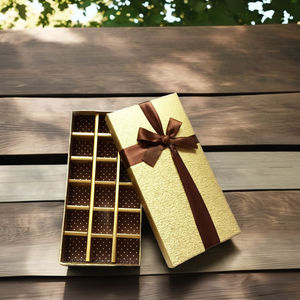 Boîte cadeau de luxe écologique faite à la main, personnalisée, avec base en papier et plateau en plastique transparent pour chocolats - Product Image 2
