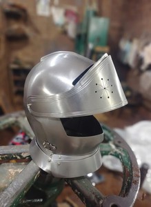 Casco de Caballero Medieval Plateado, Acero 3D Pulido, Armadura Antigua, Soporte de Madera Recortado para Decoración del Hogar, Marco Enterprises - Product Image 4