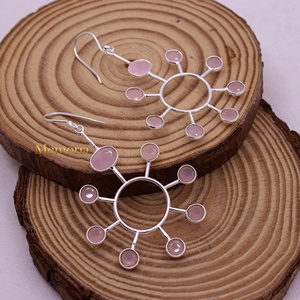 Boucles d'oreilles pendantes en argent sterling 925 avec cabochon en quartz rose naturel, motif soleil, collection Memoria Jewels, vente en gros - Product Image 1