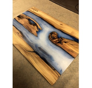 Planche à découper en bois époxy durable pour la cuisine – Planche artisanale en bois et résine pour une cuisine moderne - Product Image 1