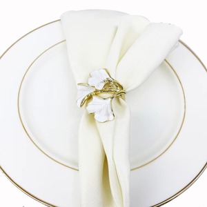 Anillo de Servilleta de Aleación de Zinc con Diseño Floral Blanco, Decoración de Mesa para Bodas y Cenas - Product Image 3