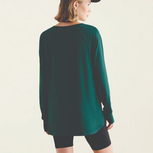 Camiseta de manga larga premium con detalles minimalistas y tela suave que ofrece un look moderno, adecuada tanto para el trabajo como para el fin de semana. - Product Image 4