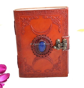 Pierre de guérison naturelle fabriquée avec 7 perles de chakra sur un journal en cuir marron avec motif mandala - Product Image 4