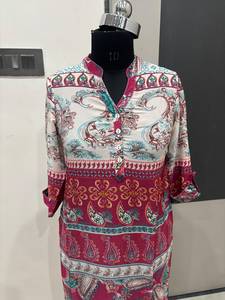 เสื้อคุर्ติผู้หญิงแบบยาวพิมพ์ลายหลากสี คอวี แขน 3/4 สวมใส่สบาย เหมาะสำหรับใส่ในชีวิตประจำวัน - Product Image 6